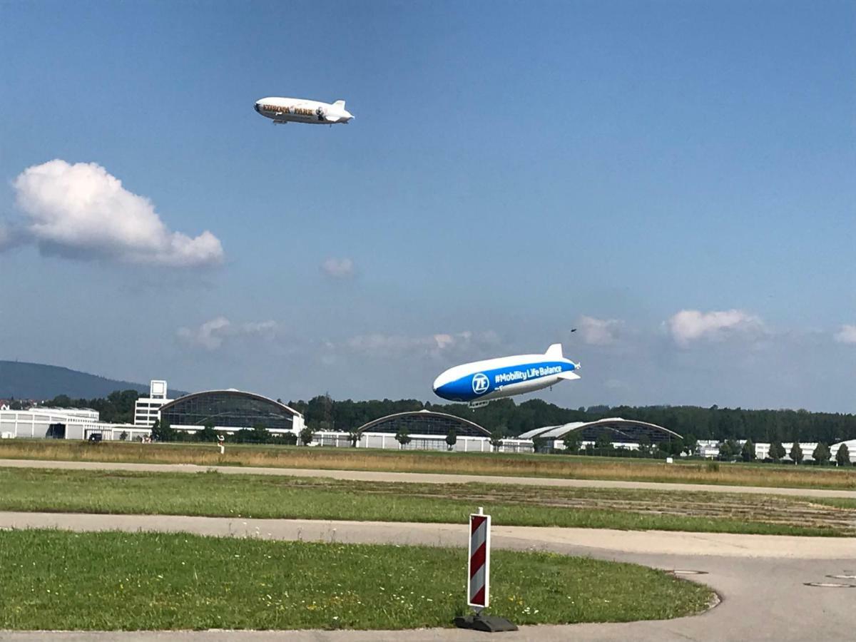 Am Zeppelin Hangar FDH
